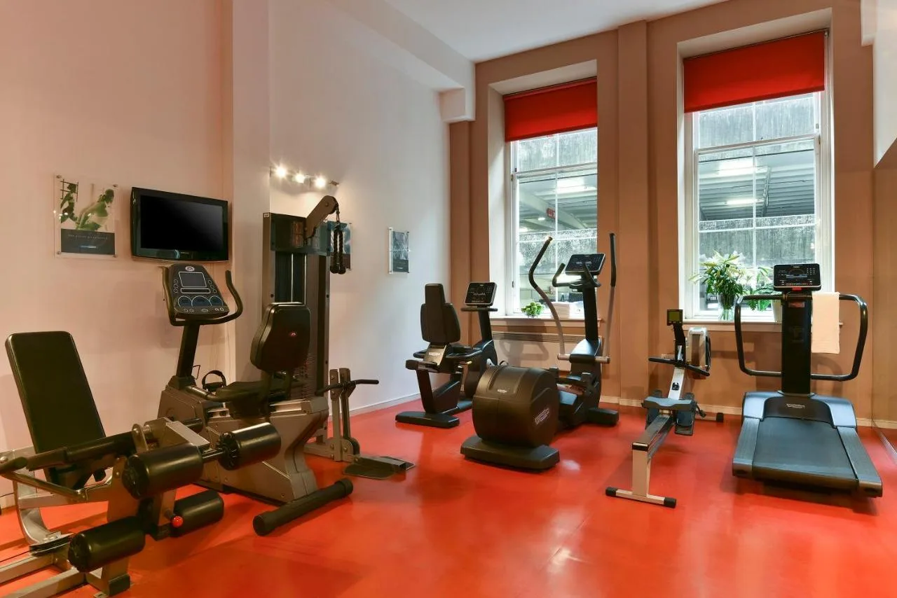 a gym with exercise equipment at Fraser Suites Glasgow in Glasgow