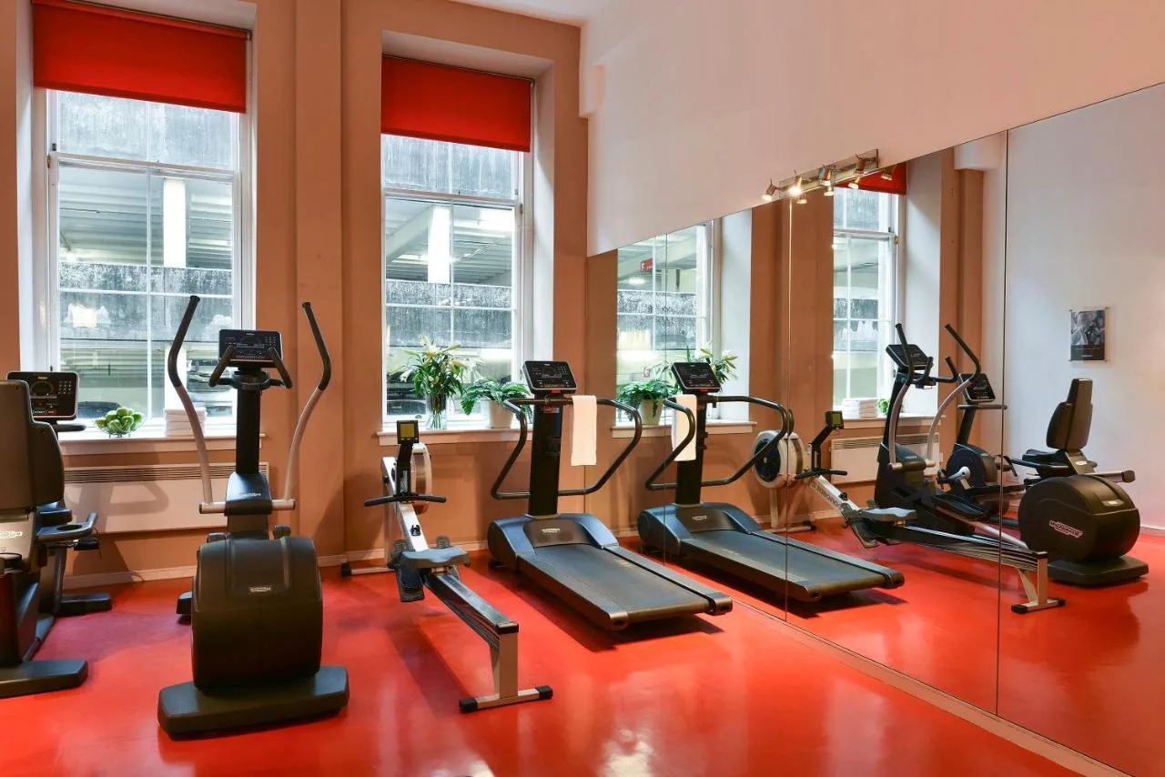 a gym with treadmills and elliptical machines at Fraser Suites Glasgow in Glasgow